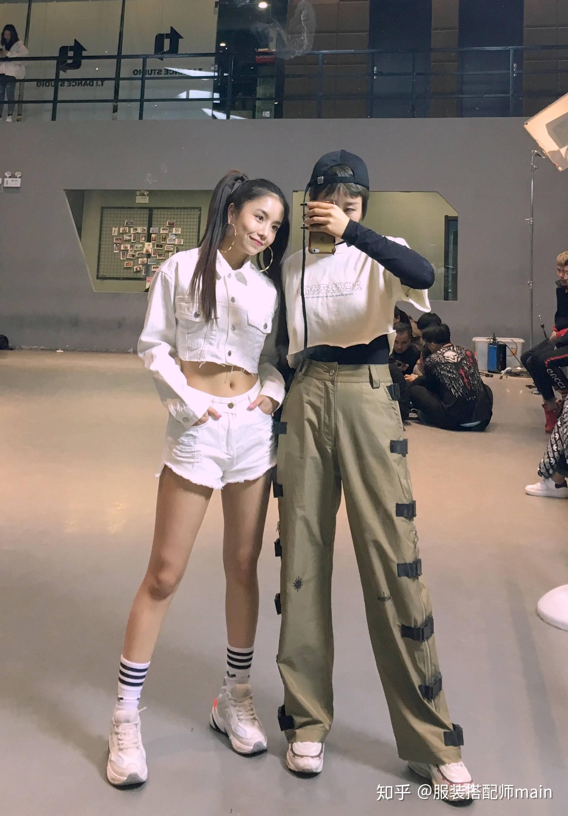 显高有技巧只要上衣短一截,the9队长安崎示范穿法,适合小个女生