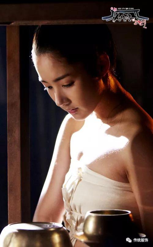 从科普的角度看,朝韩的「露乳装」究竟是怎么回事?