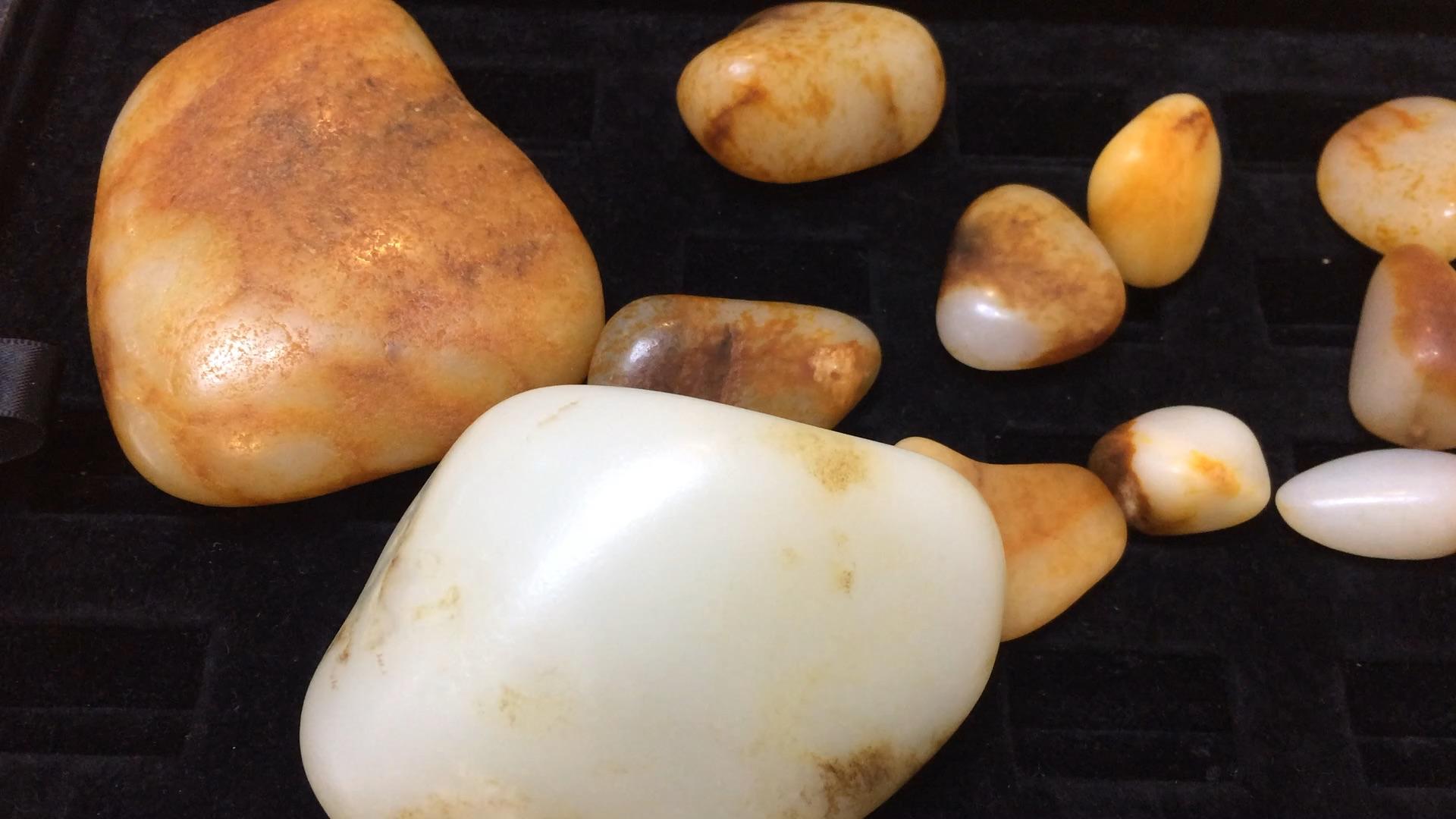 和田玉籽料原石中,大家一直说老熟料的感觉.