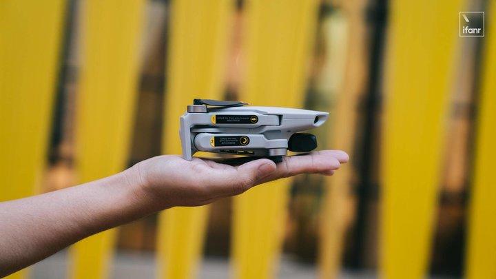 mini 2 延续了前作御 mavic mini 的设计语言,折叠式的机身设计与前代