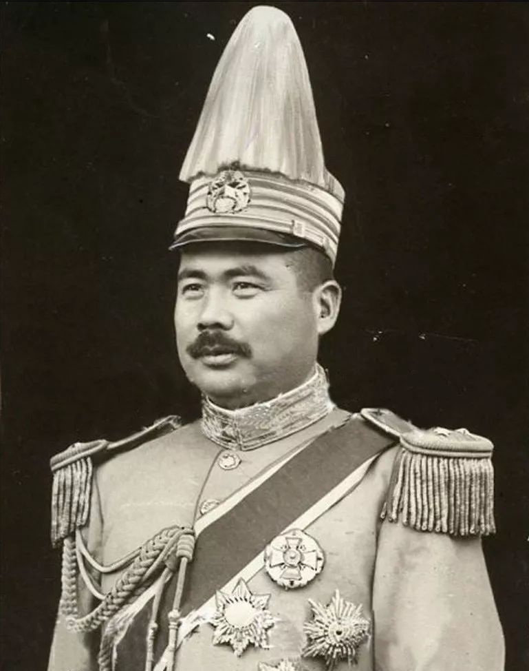 1948年7月,冯玉祥准备回国参加新政协会议,不幸遇难在苏联人的"胜利号