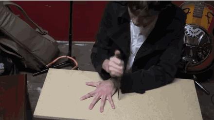 每一个玩儿快刀戳指缝的人都是花活儿勇士