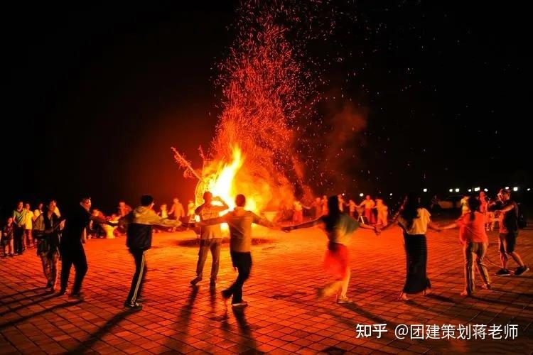 BBQ+篝火晚会+烟花秀，团建还可以这样玩！ - 知乎