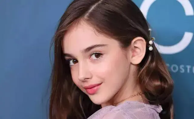 她就是拥有绝美精灵般脸庞的好莱坞新宠茱莉亚·巴特斯(julia butters