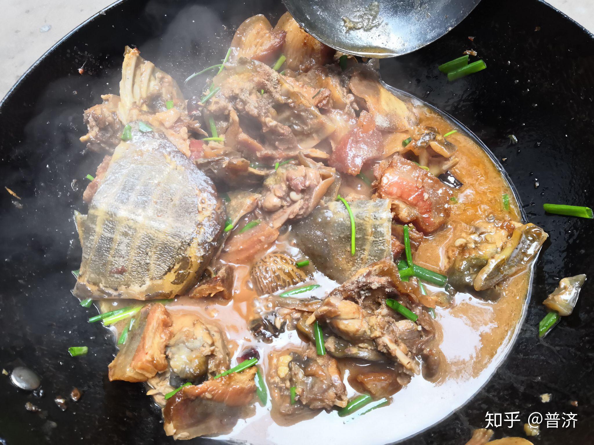 信阳光山的传统老菜腊肉焖老鳖