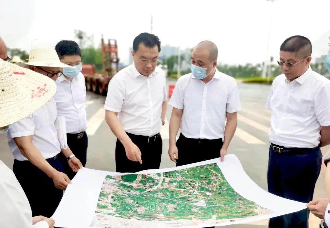 聯投集團黨委副書記,副總經理李軍傑等領導現場調度紅蓮湖產業園項目