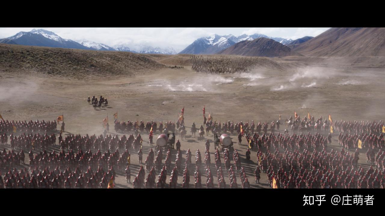 然后,镜头拉到全景:首先,呈现一部电影中的片段.