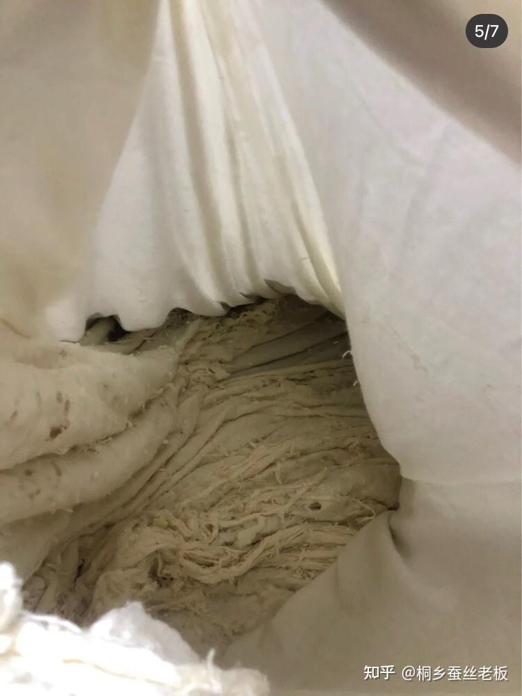 的蚕丝被当丝胎变小的时候内胆套不会跟着变小,就会使被子四周变的没