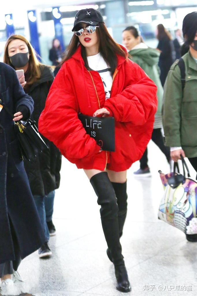 杨幂大冬天仍能秀身材,机场裹毛绒大衣凹"下衣失踪",为美真拼 - 知乎