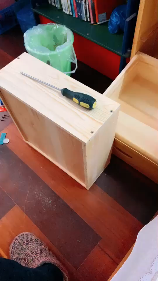 床头柜的实木床,当时送货上门也没细看,用时才发现这抽屉是没有轨道的