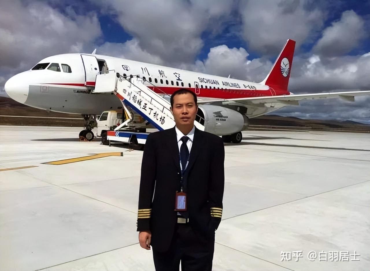 《中国机长》:飞机万米高空玻璃破碎,机长冷静应对创造世界奇迹