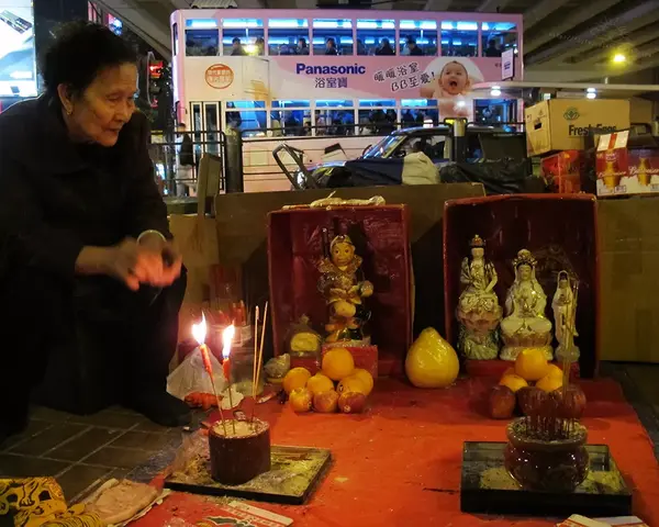 接着,神婆会拿出印有黄色老虎图案的纸,包住打完的白色小人纸,碰旁边