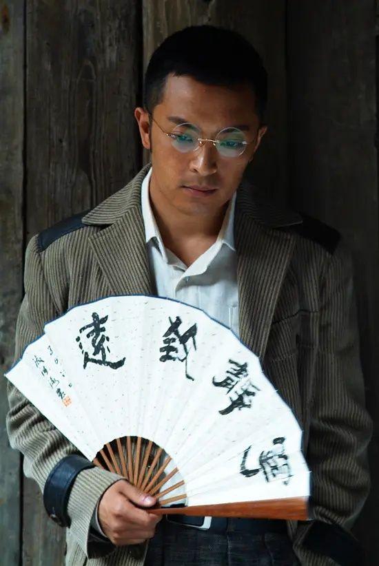 秦驷 角色设定:富大龙秦驷:"兄弟 是这个时代造就了我这样的人呀 没有