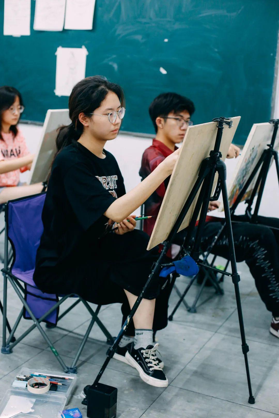 成都首创画室2023届月考测试在试炼中成长在成长后蜕变