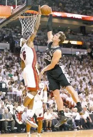 詹姆斯与字母哥的巅峰对决谁才是当今NBA真正的王者