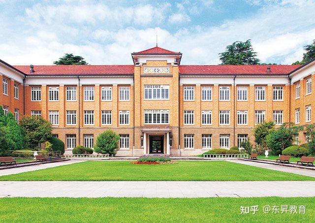 它指的是日本私立女子大学中前三所学校:津田塾大学,东京女子大学