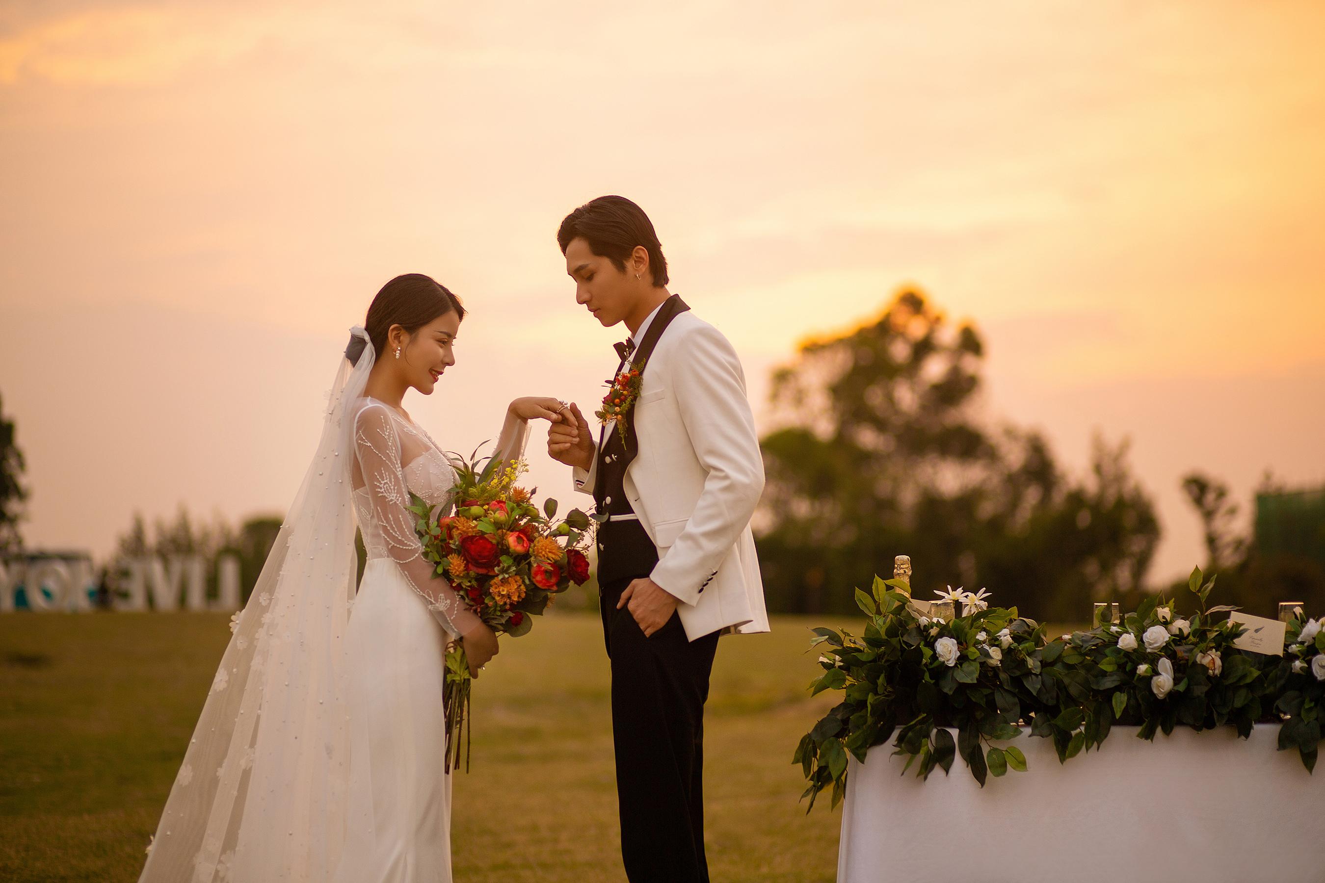 风格:唯美,黄昏的晕染,白色的婚纱以及一大片日暮下的森林组成了这组