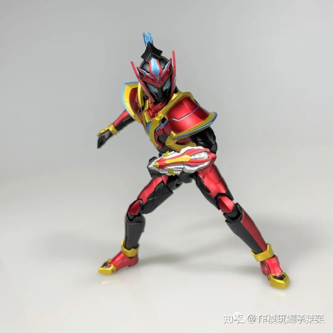 霸焱蹄,分色和细节表现依旧相当不错,安插时需要拔下手背的外甲,然后