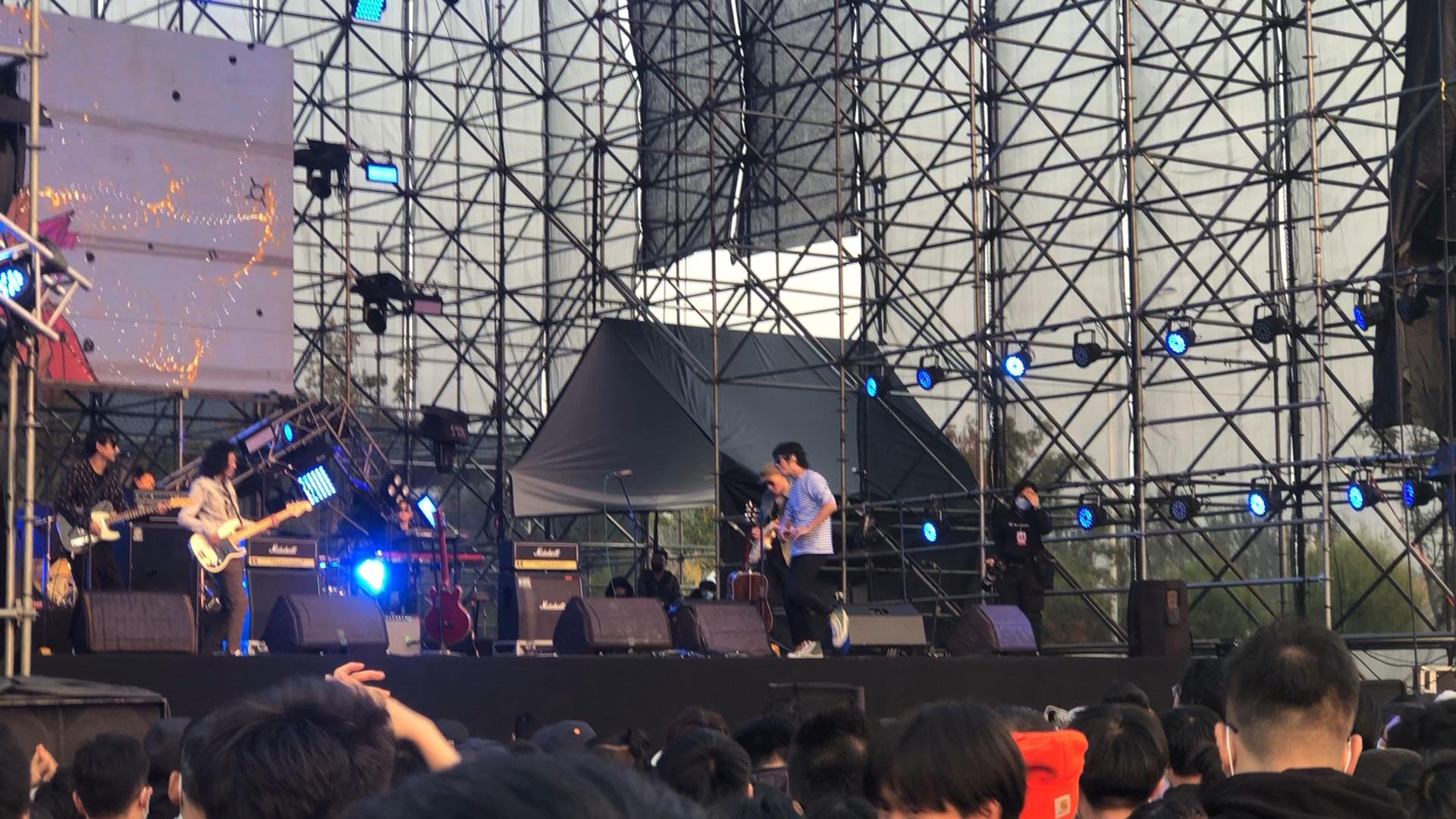 2020草莓音乐节达闻西乐队现场《大都会》