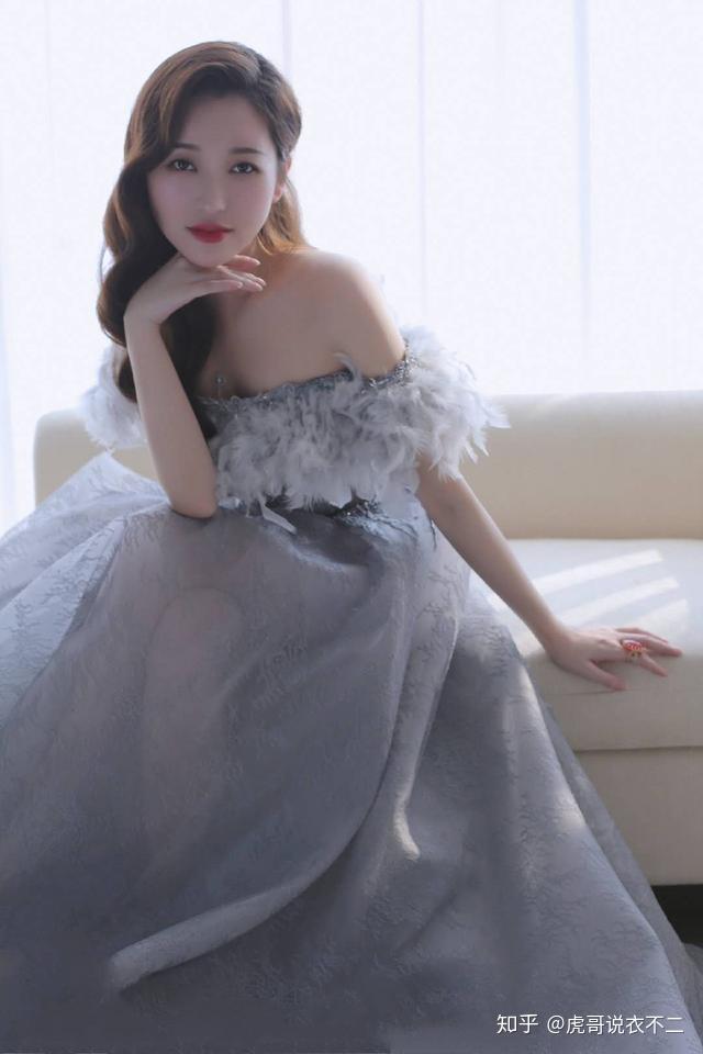 金莎舞台造型大突破金色大背头配抹胸开叉红裙气场无人能敌