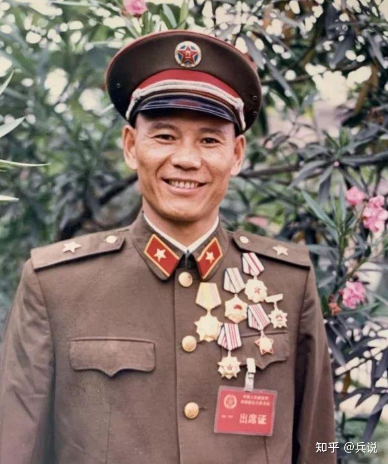 对越还击英雄连长，肩膀的血洞有鸡蛋大！战后连升三级当副团长 - 知乎