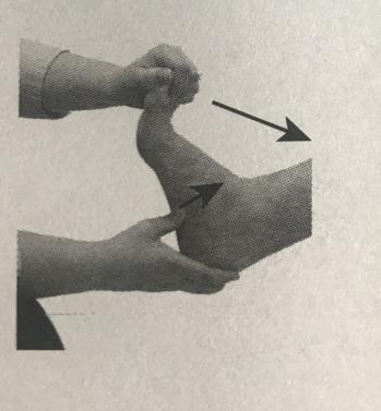 仰卧在检查台上,检查者一只手对患者拇指施加背屈的力量,触诊足部跖