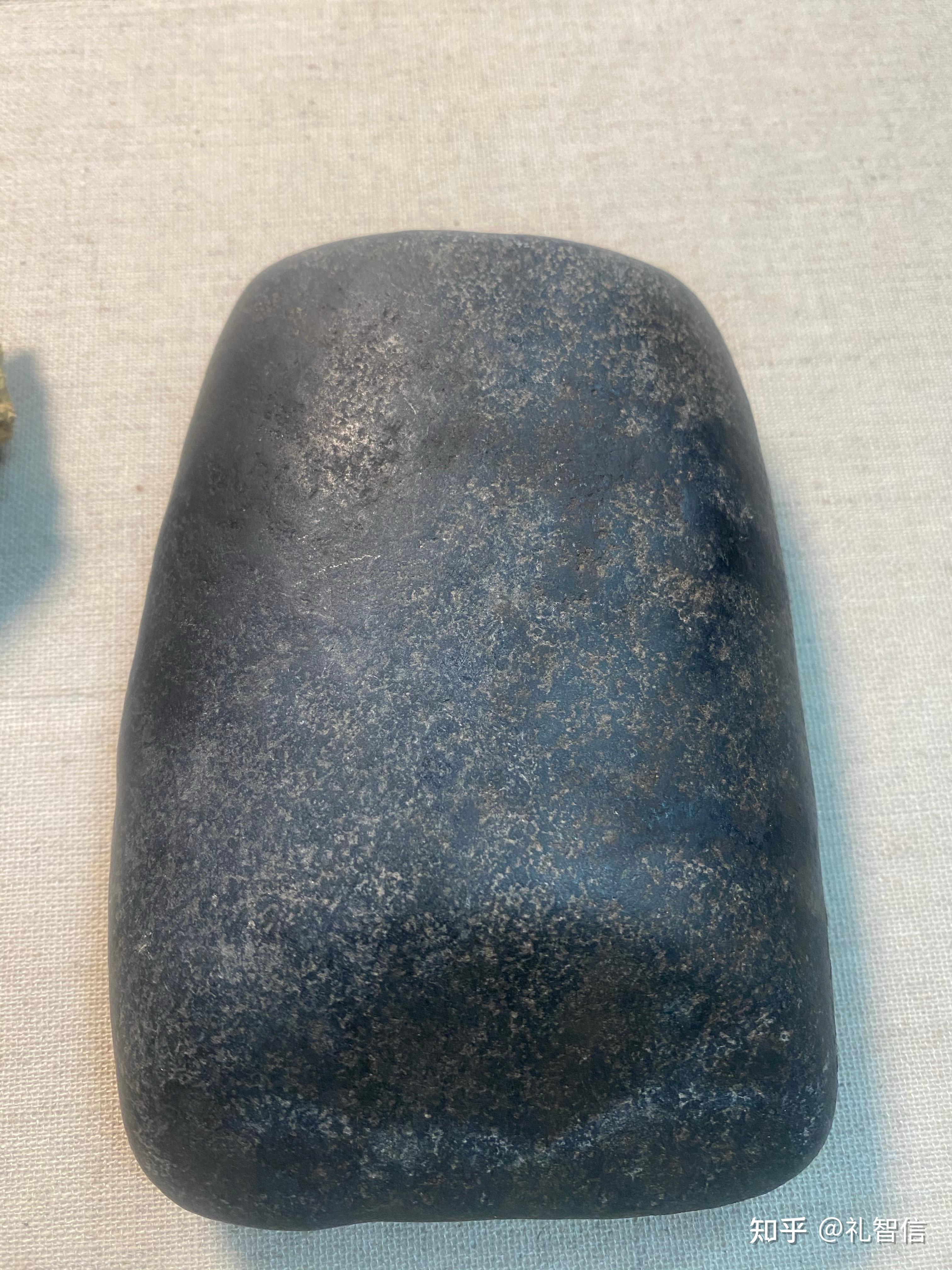 这把石斧是用陨石做的吗?