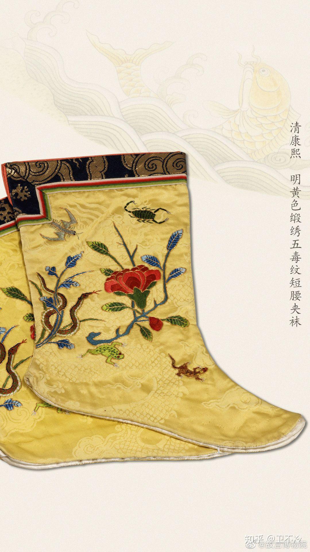 古时的袜子,是用麻线织成的,穿着不十分舒服,后经曹丕改良,用丝罗织造
