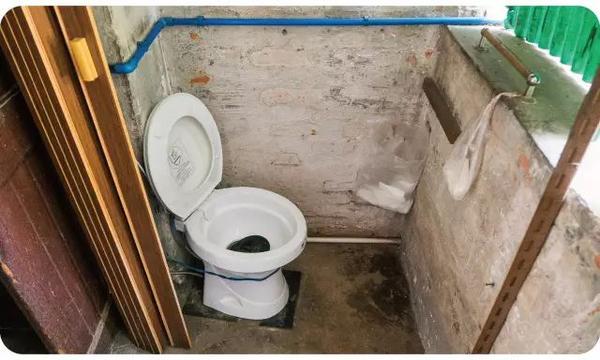 抽水马桶也是最近才装上的, 阳台上拉起一道屏障就是简易的厕所, 比