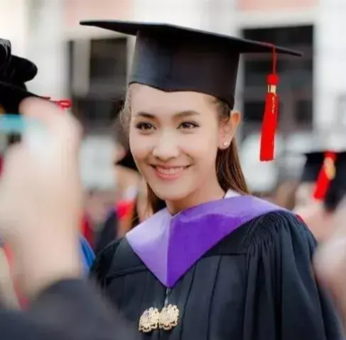 泰国留学泰国学士服是泰王御赐的长袍吗看完这8个小知识点你就明白了