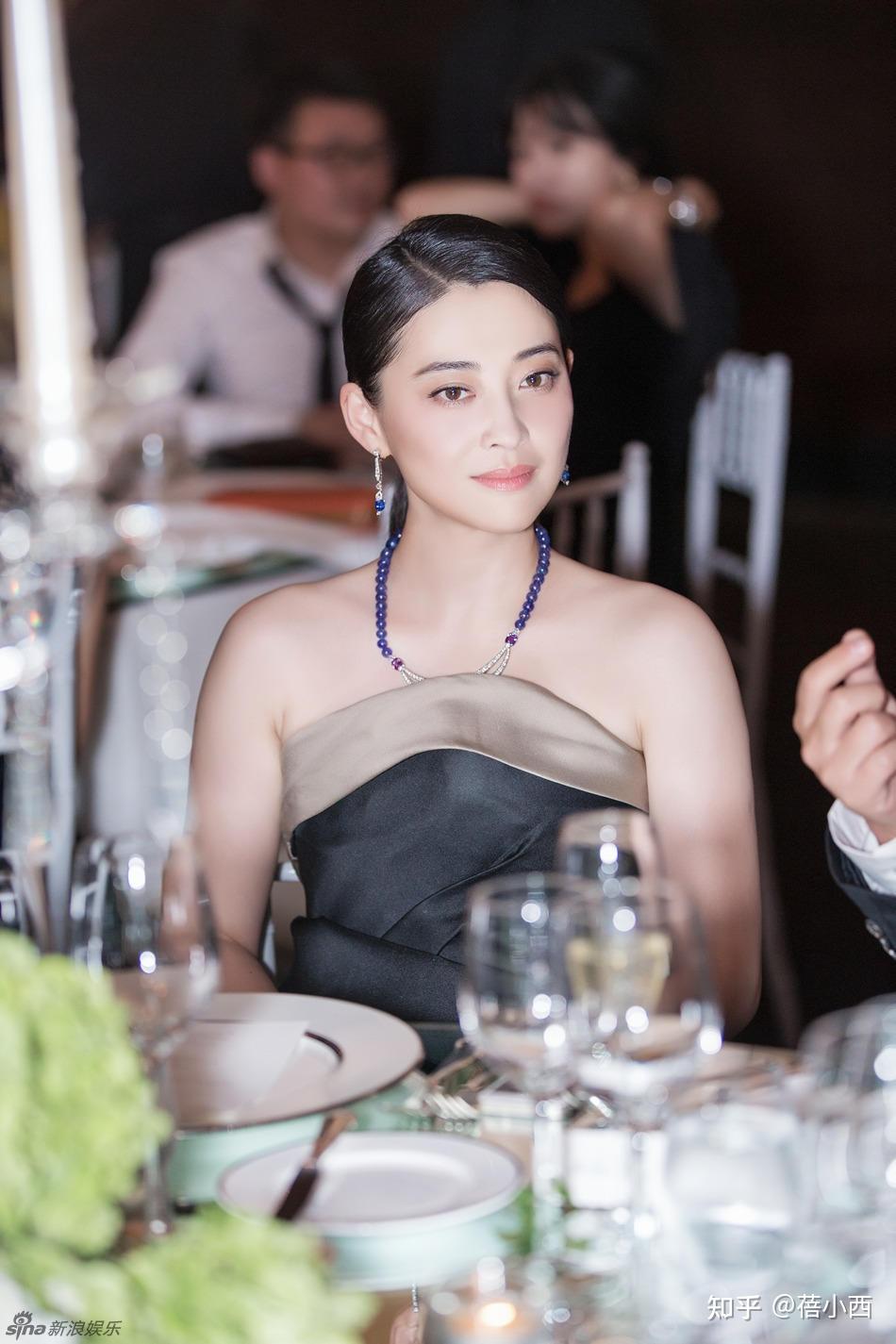 梅婷减肥成功后减龄至少10岁,穿抹胸连衣裙高调亮相,气质惊艳 - 知乎