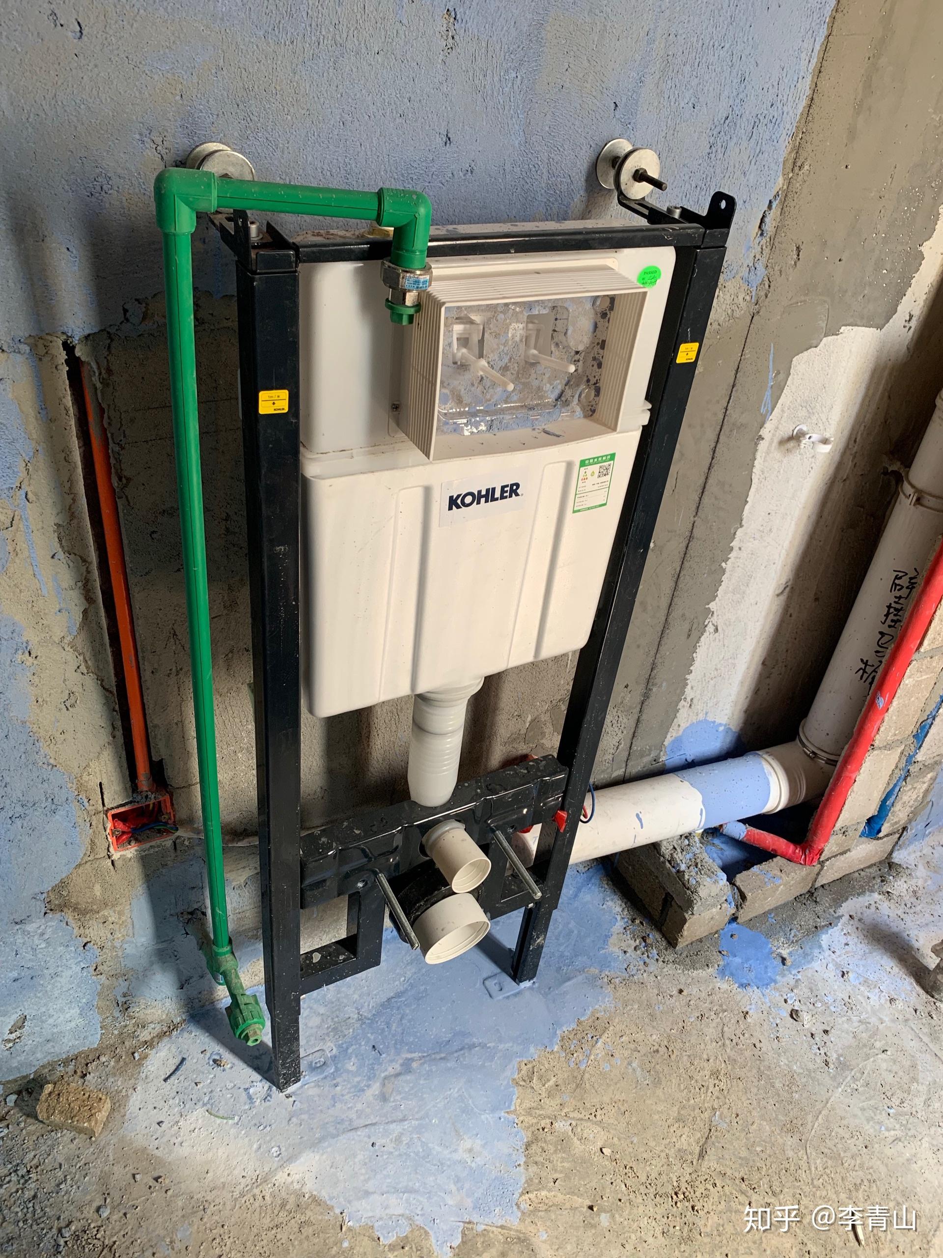 安装老师跟我们一起参与完成丝杆固定.壁挂马桶水箱哪家好?