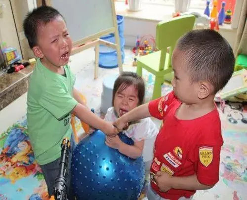 幼儿园小朋友打人怎么处理比较好 v2-b2cbe06fb586a8db372f098a8ed5f87b_r.jpg