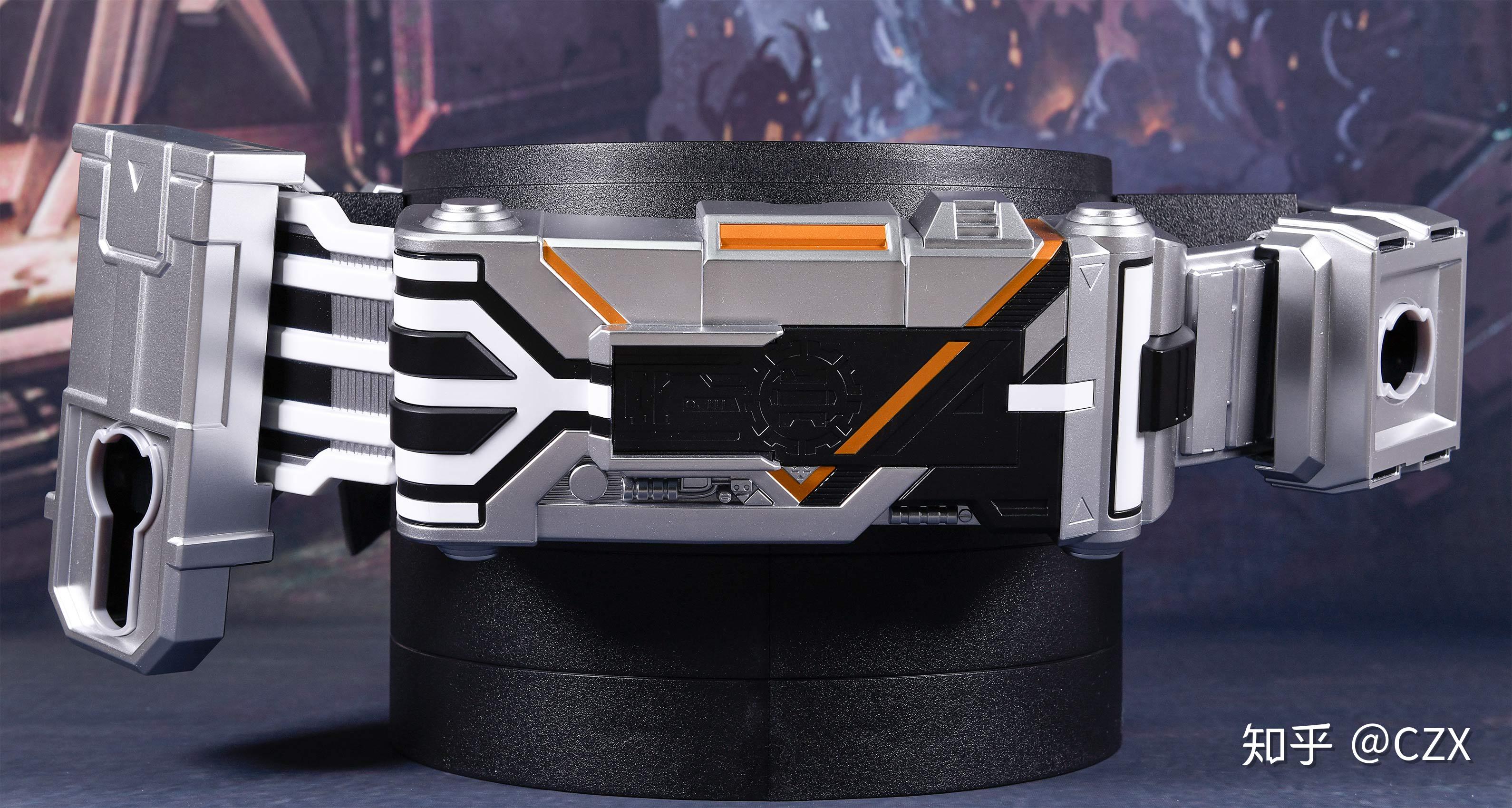 与使用手机插入腰带中间变身的faiz与kaixa不同,delta腰带的构造为