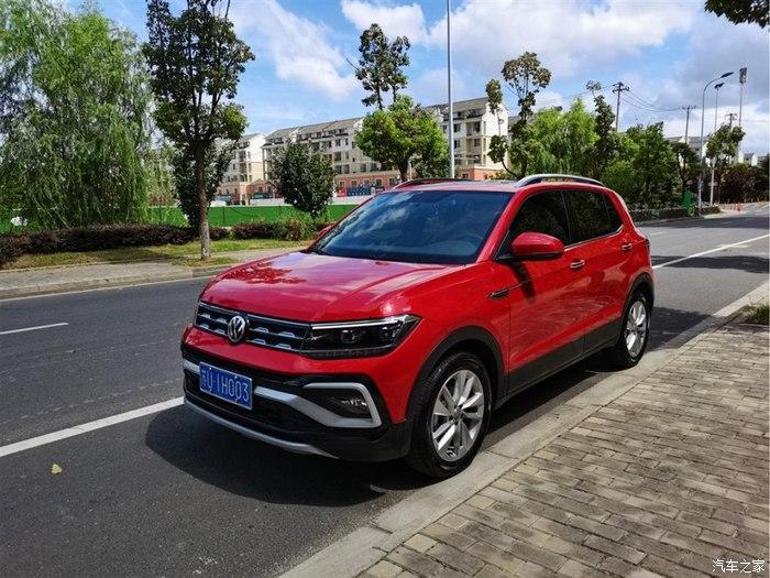 红色情怀二十出头精神小伙在线提车谈途铠购车计划