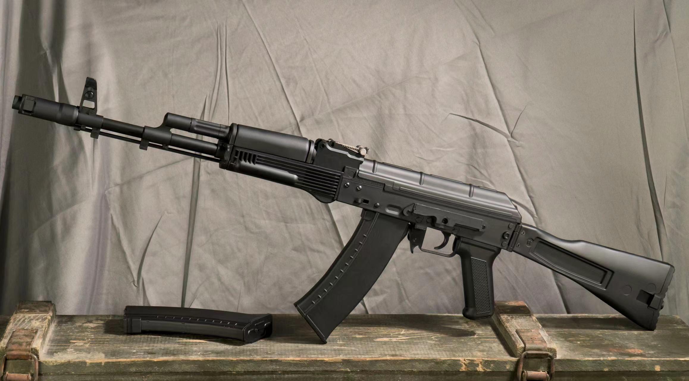 由sts(食铁兽玩具)发售的,以ak74m突击步枪为真枪原型的aeg突击步枪.