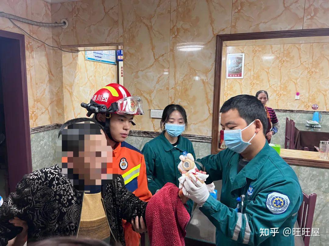 南部一名男子被绞肉机绞到手鲜血直流