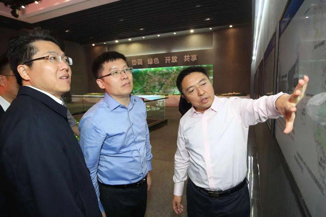 9月28日,国家发展改革委高技术司副司长朱建武一行赴天府新区调研科技