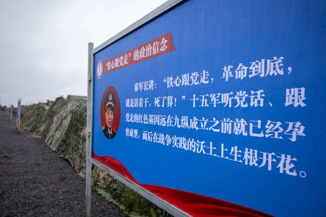 营区主干道上空降兵十大优良传统宣传牌一线展开时刻引导官兵追寻革命