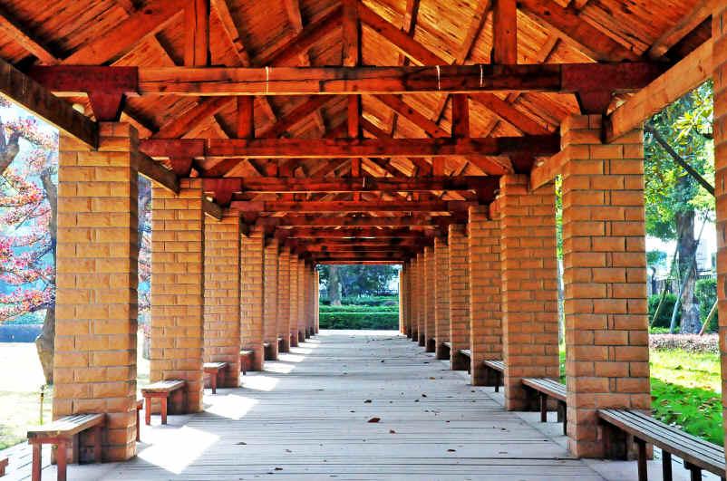 如下图是拍摄的一段走廊,在走廊的正前方拍摄,是最典型的线性透视关系