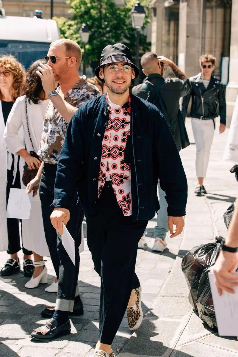 衬衫配外套是最简单的的事情,花衬衫当然也不例外.