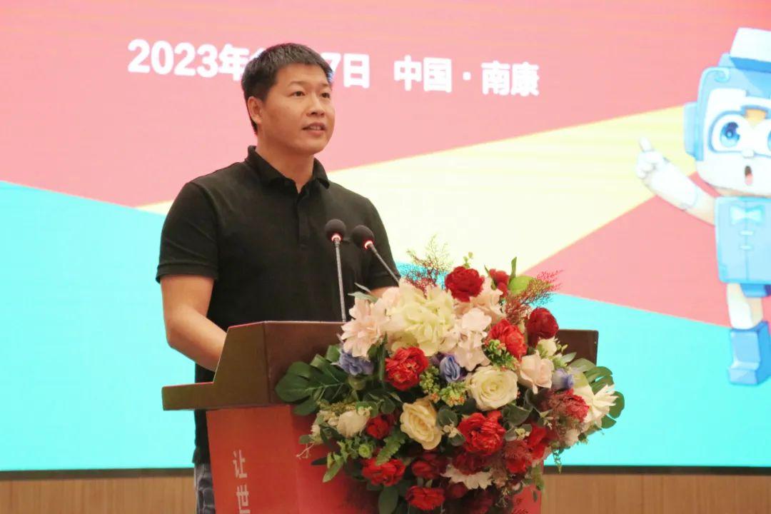 08区家具协会会长罗海龙区家具协会会长罗海龙在会上进行表态发言