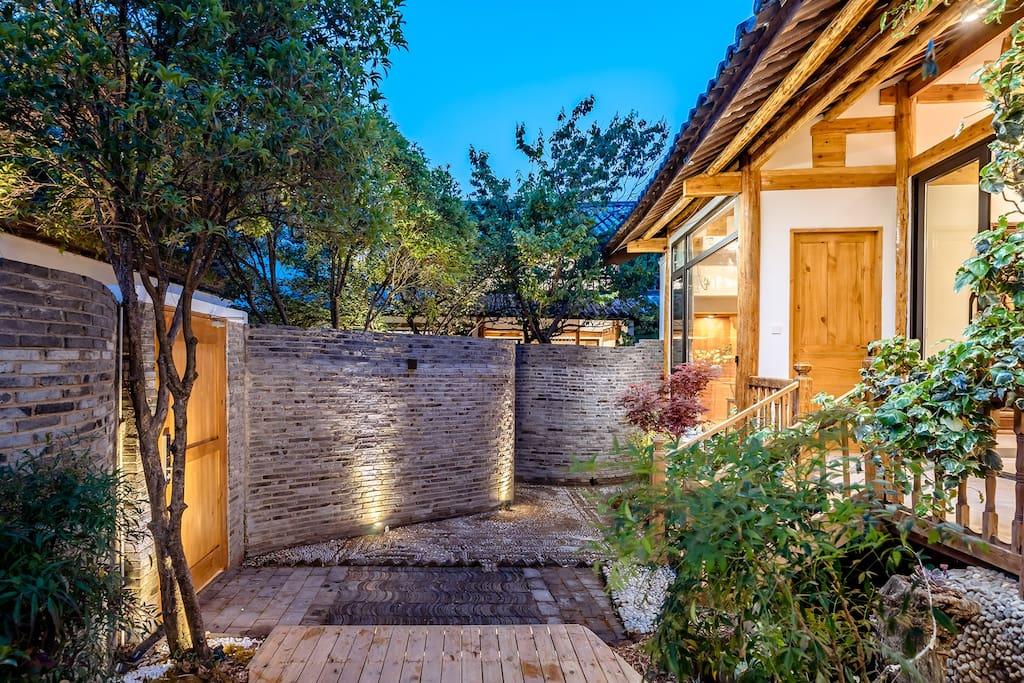 在丽江找一处安静小院喝着凉茶享受慢生活