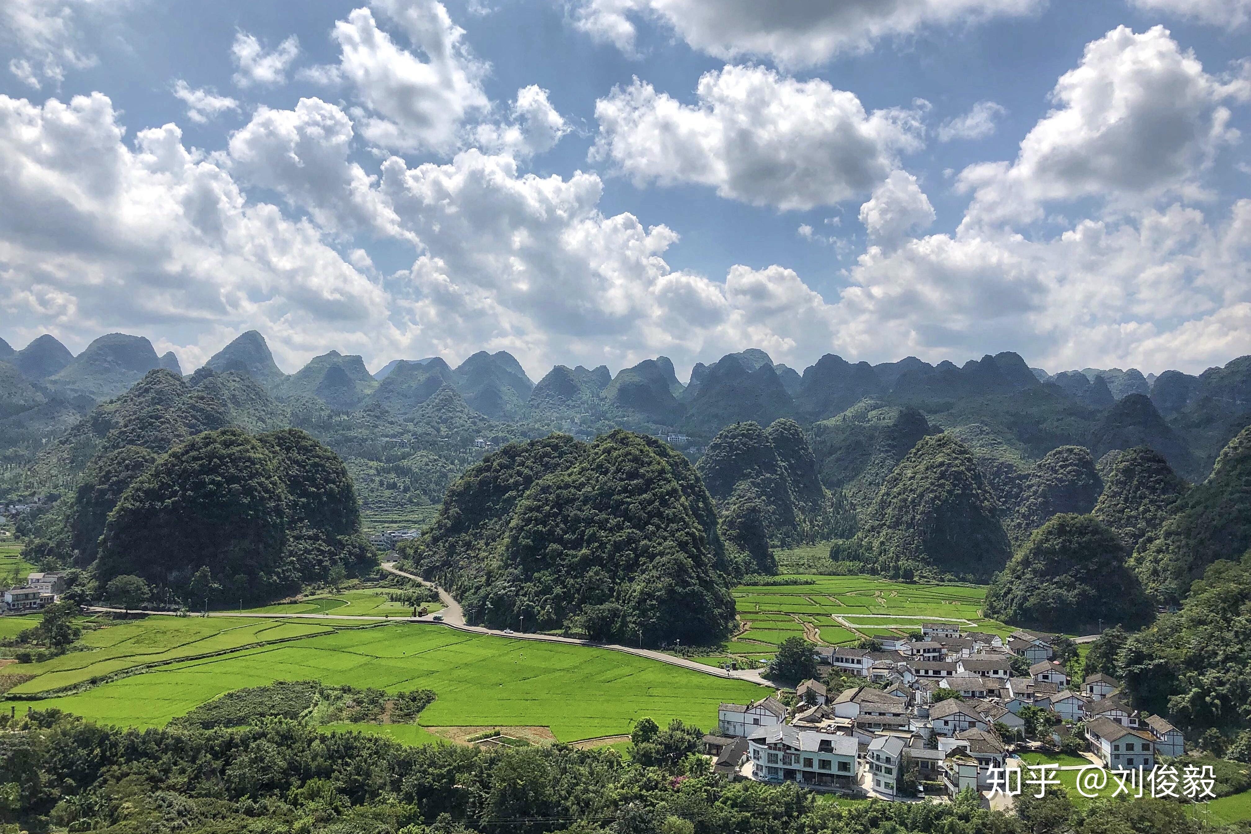 自驾游旅游景点推荐贵州 v2-b3f59e9abff07804f10df707efe6feb3_r.jpg