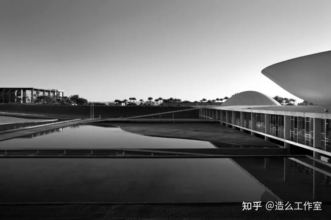 我們得以回顧奧斯卡 · 尼邁耶(oscar niemeyer)在巴西利