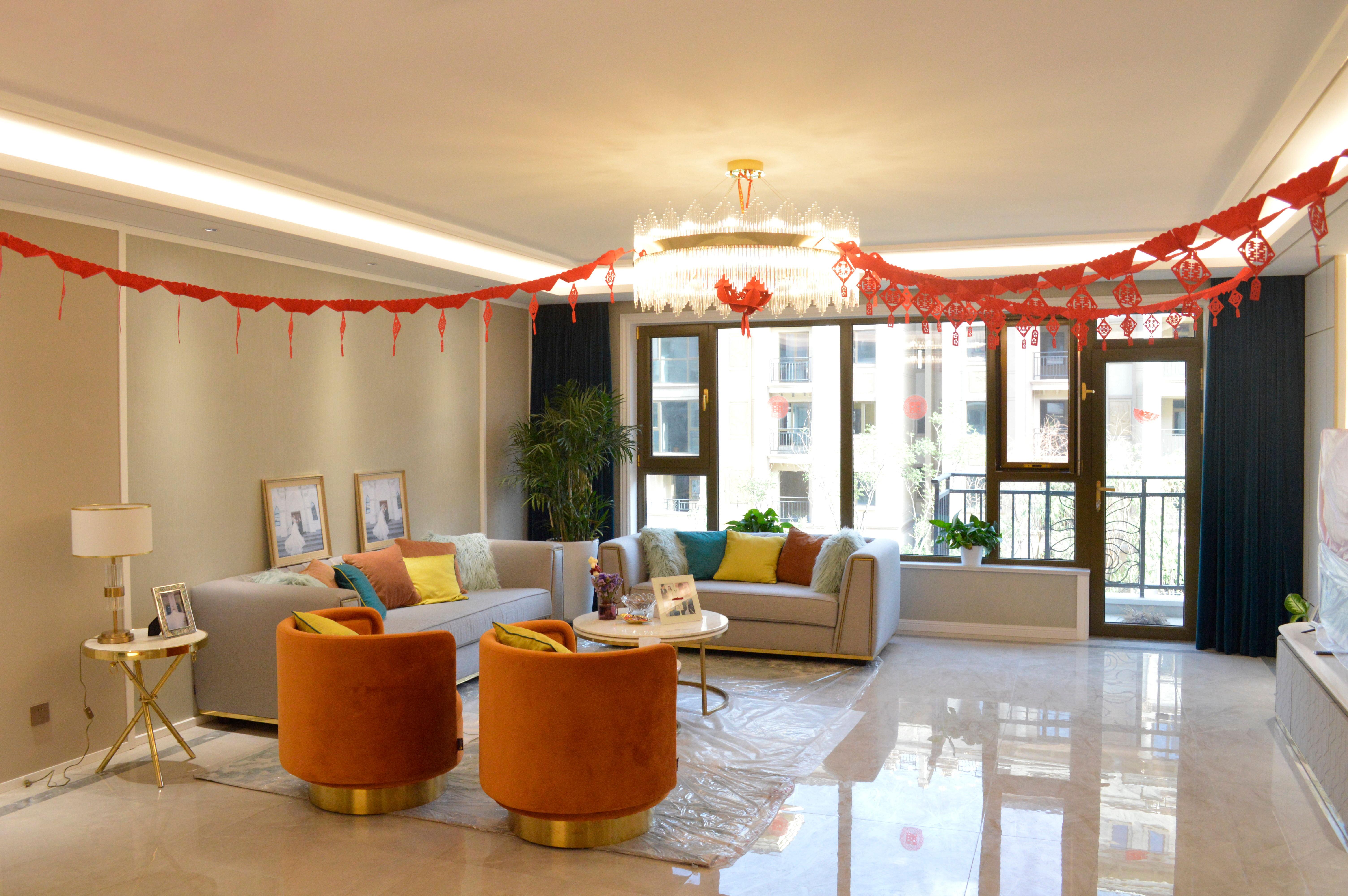 客 厅:爱马仕橙色系沙发与客厅整体形成强烈的对比,加入金属元素的