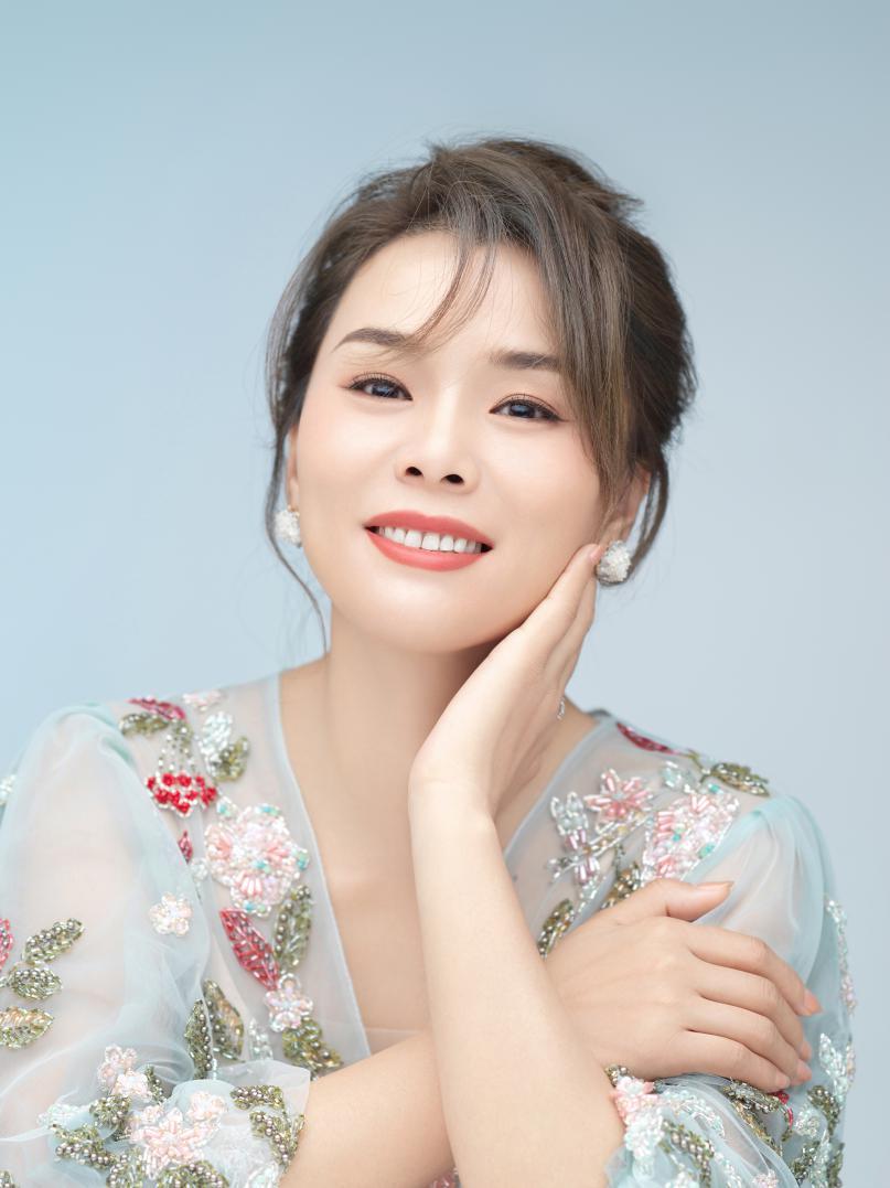 快手商家大会举行朵拉朵尚创始人李海珍获快手美妆巅峰主播大奖