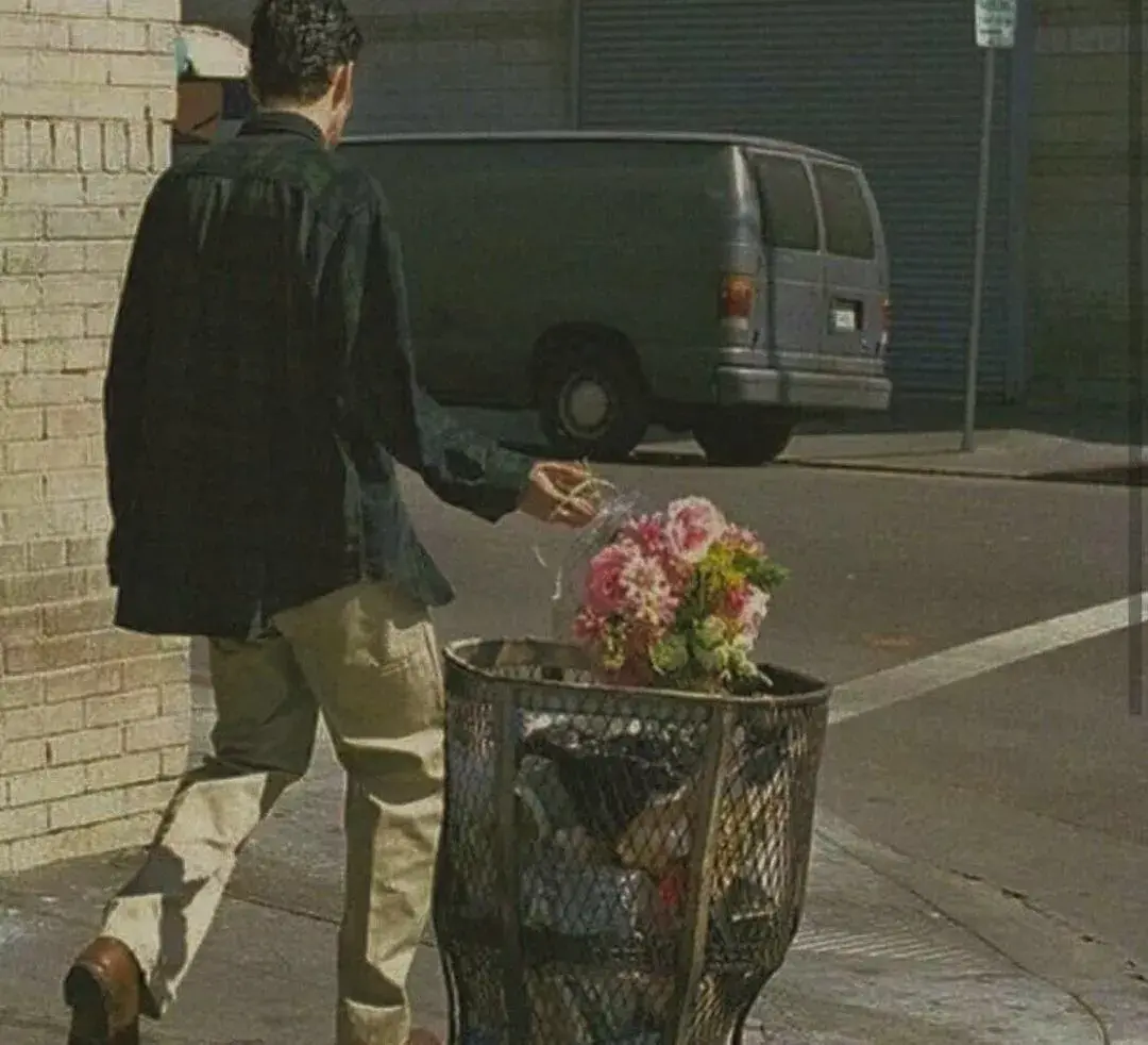 少年與捧花男生頭像ins傷感孤獨背影