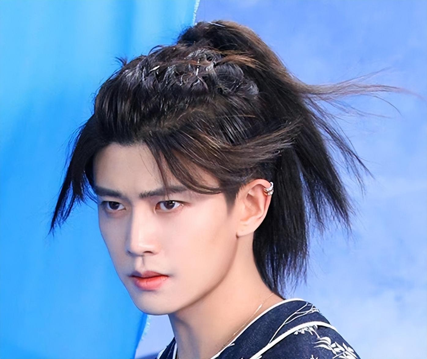 其实任嘉伦在以往作品中也有类似武庚的发型,从刘海到高马尾都比较