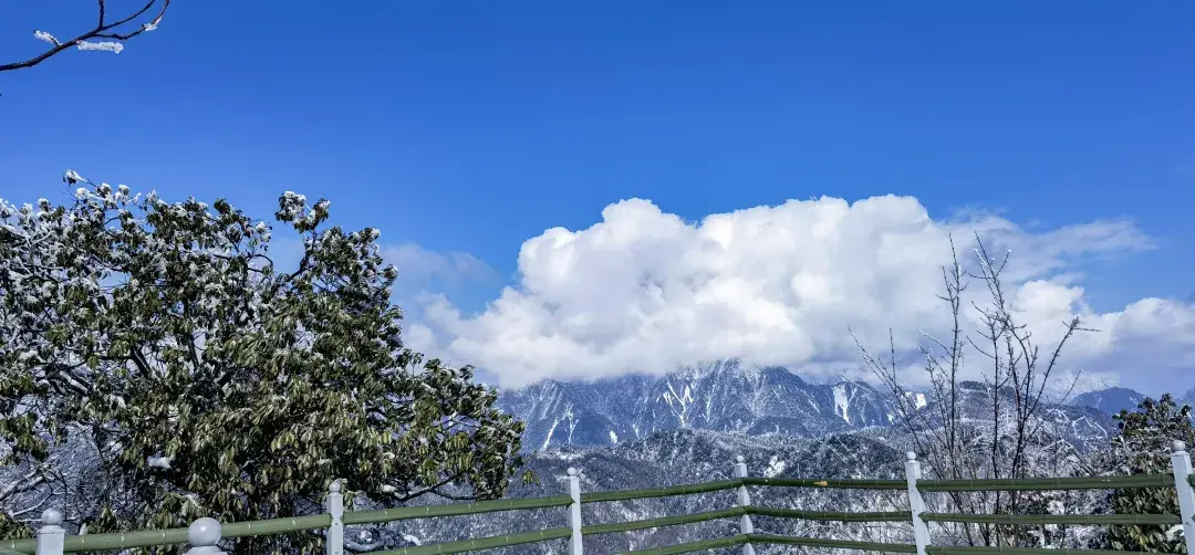 的文井江鎮山區持續的低溫天氣身處雪山下的崇州美不勝收藍天,白雲